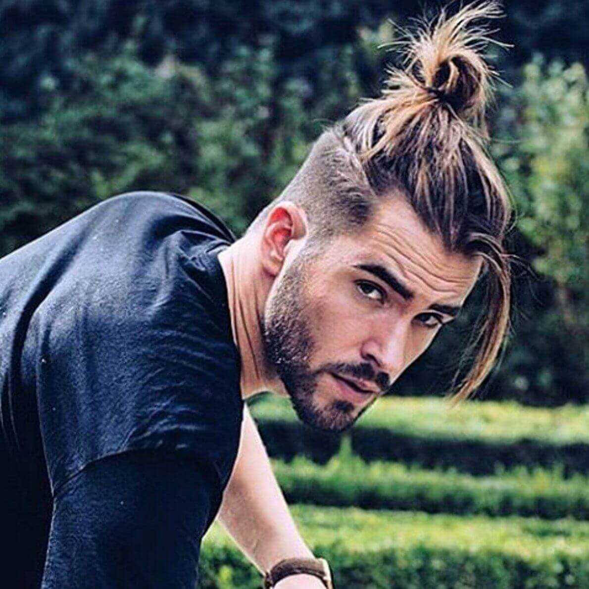 Мужская прическа с хвостиком на затылке, макушке, top knot