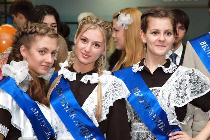 Красивые прически на выпускной 4 класс с фото на длинные, средние и короткие волосы