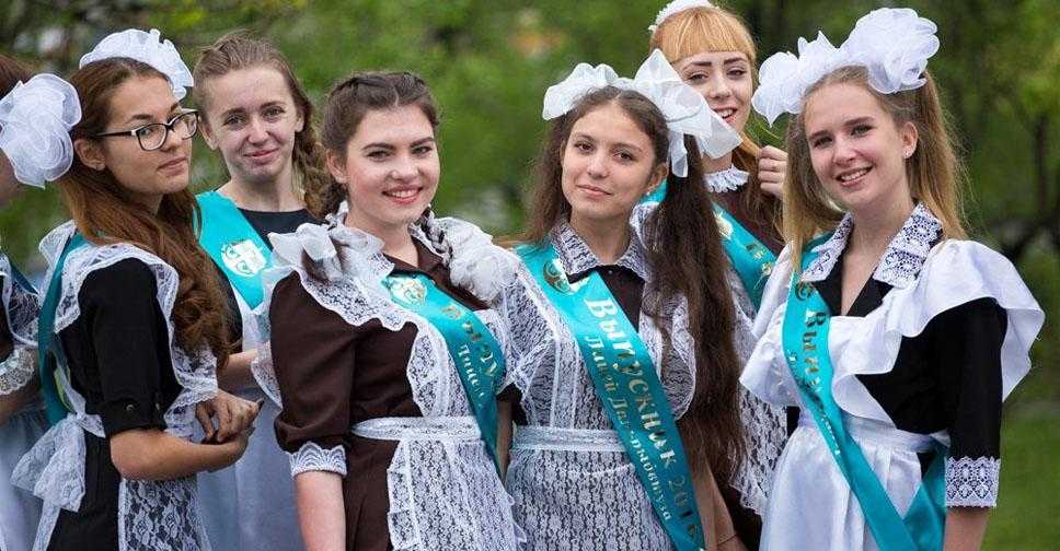 Какие прически на последний звонок актуальны во все времена Хитрости потрясающего образа от стилистов ТОП-10 самых простых и беспроигрышных идей укладки для тех, кто заканчивает 9-11 класс, поэтапно Фото причесок с распущенными волосами, пучком, бантами